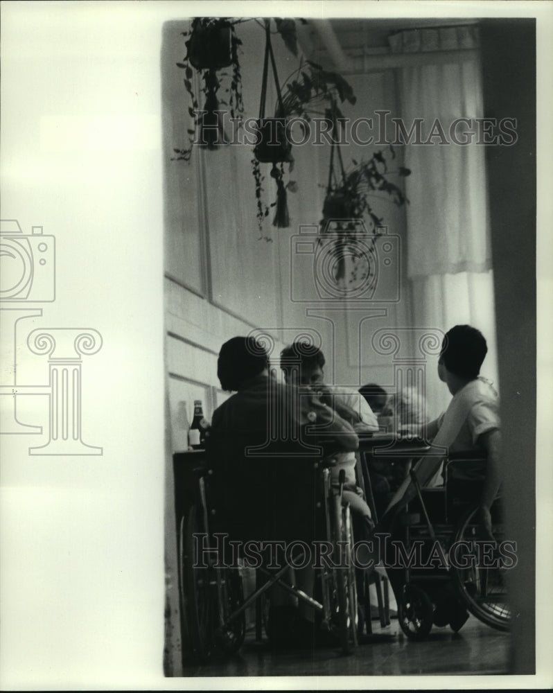 1975 Press Photo Patients in dining room - nob34650 - Historic Images