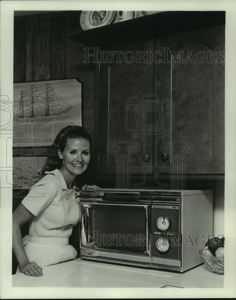 1973 Press Photo The Amana Radarange microwave developed by Raytheon Company - Historic Images