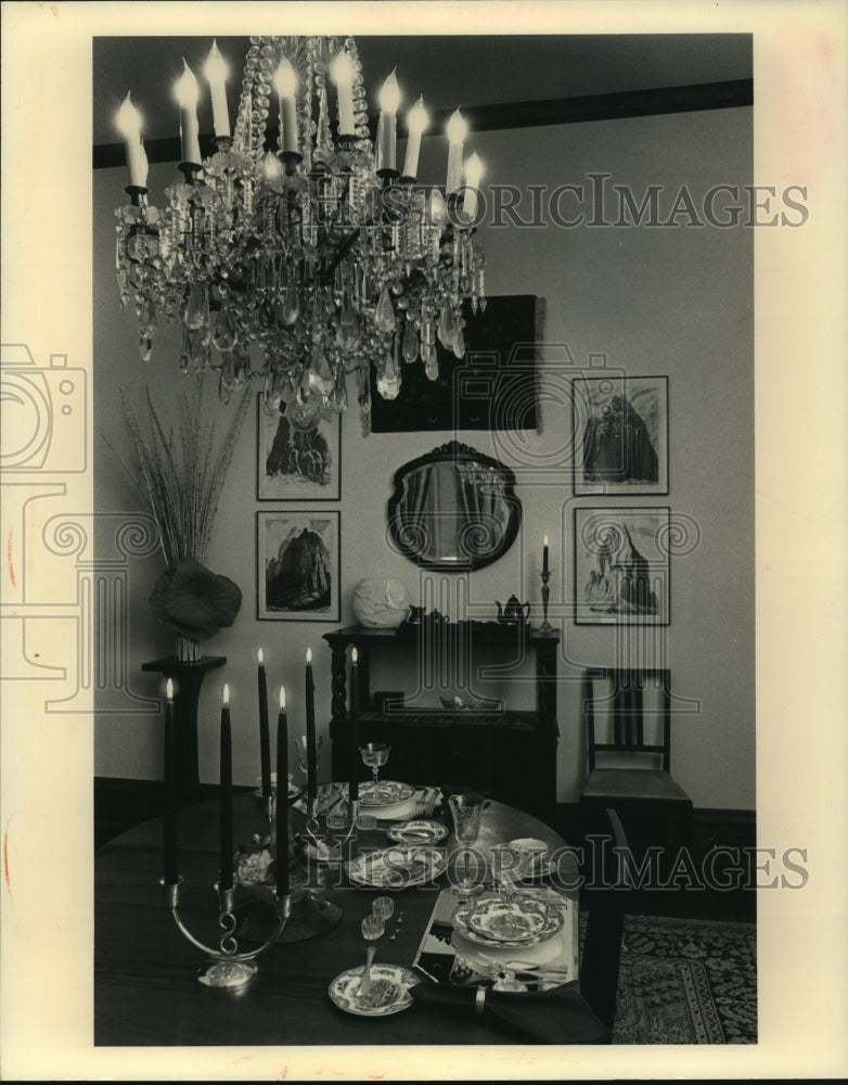 1987 Press Photo A beautiful chandelier hangs over a decorated dining table - Historic Images