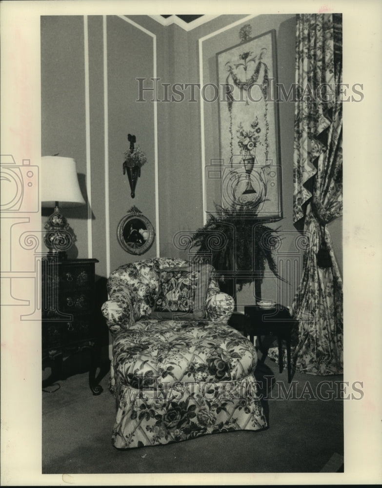 1989 Press Photo The &quot;Spencer&quot; chair &amp; ottoman, part of the Buatta collection - Historic Images