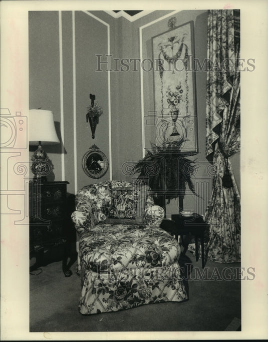 1989 Press Photo The "Spencer" chair & ottoman, part of the Buatta collection - Historic Images