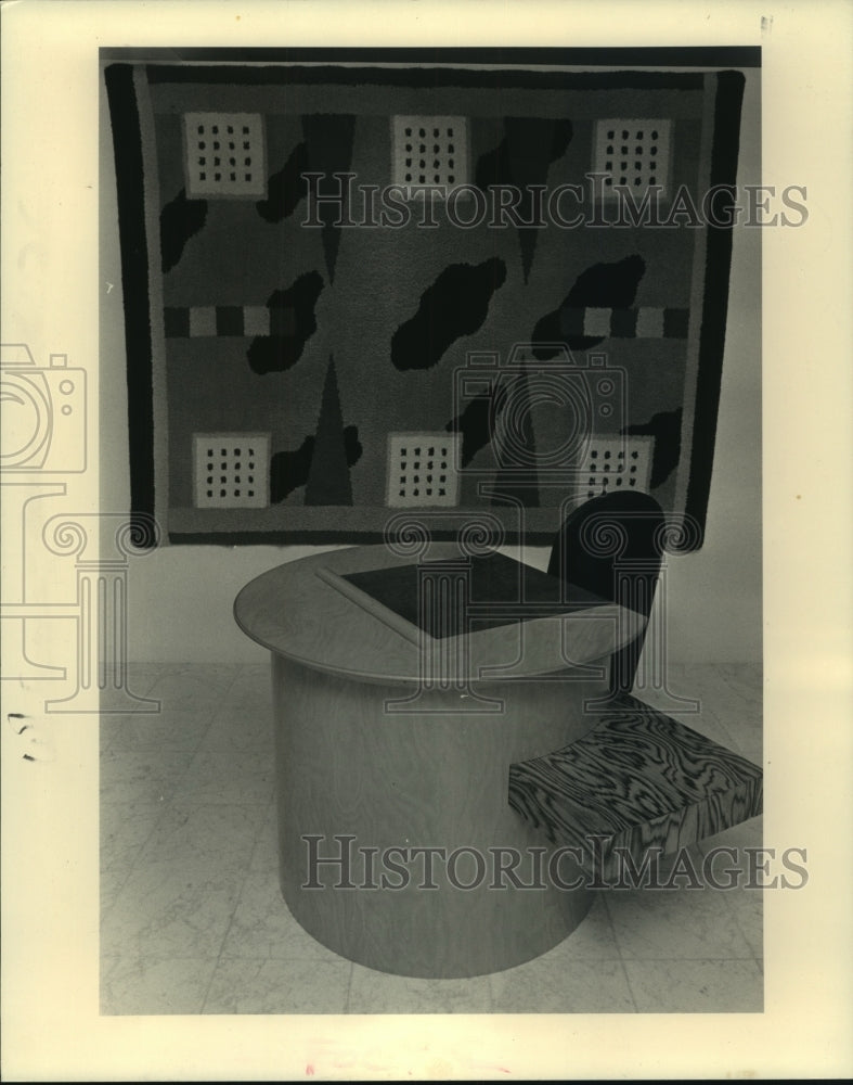 1987 Press Photo A writing desk designed by an Italian group in Memphis - Historic Images