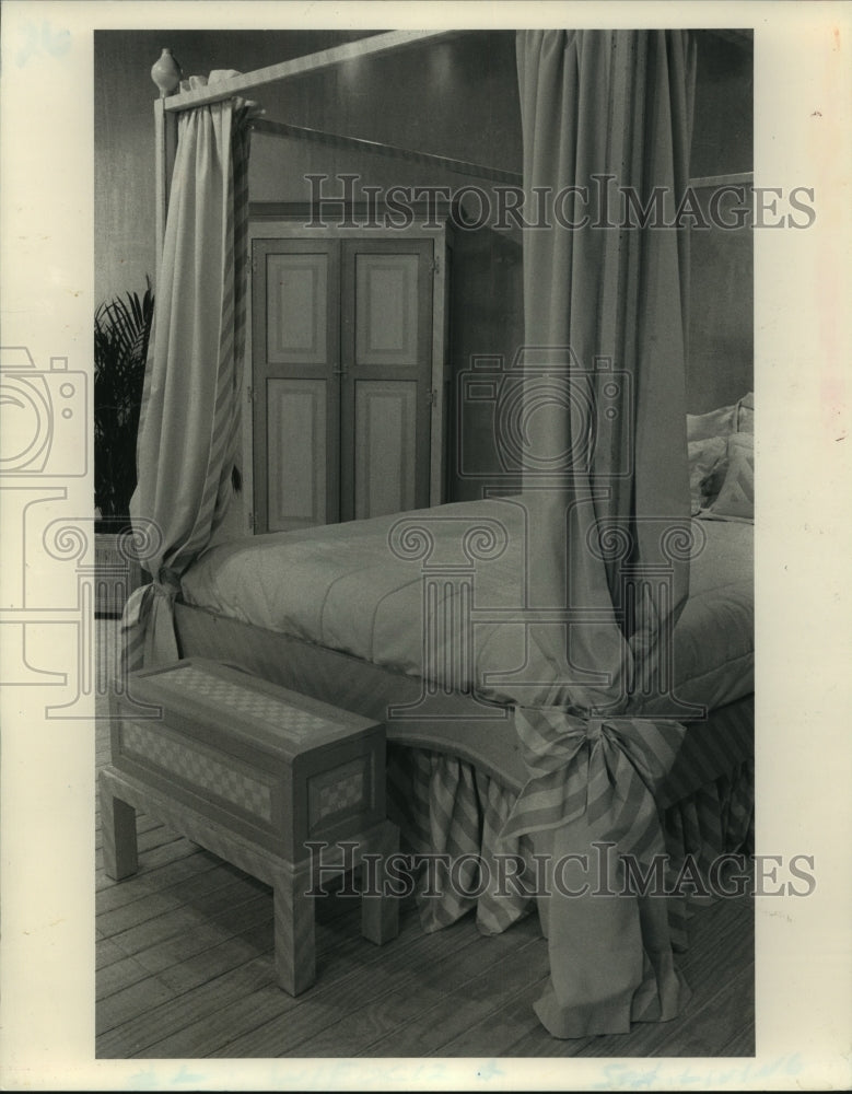 1989 Press Photo A whimsical bedroom suite struts its stuff at Guild Masters - Historic Images