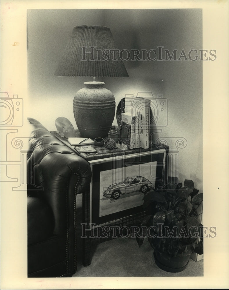 1987 Press Photo A study filled with natural straws, leathers &amp; earthy accents - Historic Images