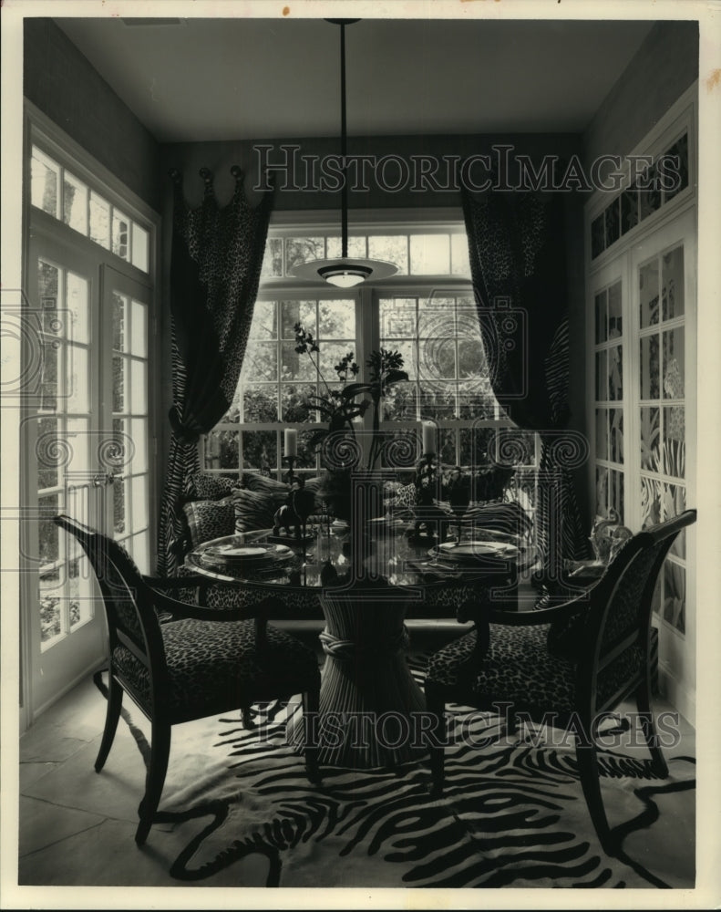 1993 Press Photo An interesting dining room displays an animal theme - Historic Images