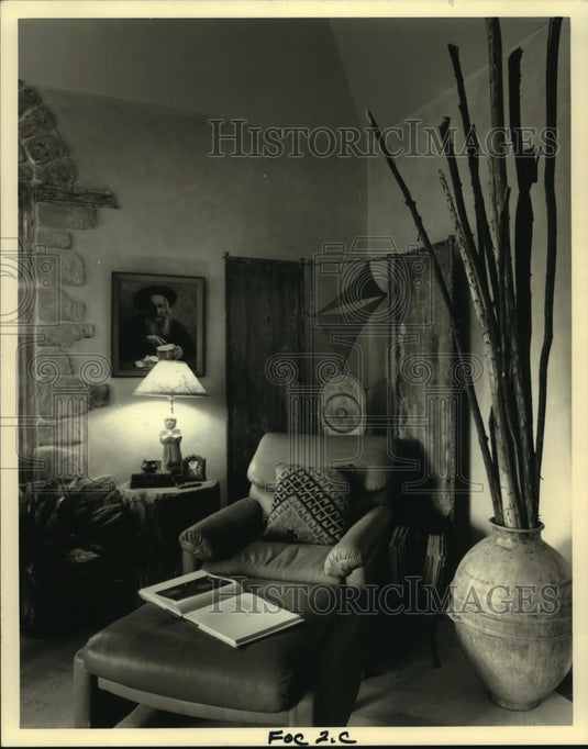 Press Photo An earthy atmosphere in the corner of a living room - nob34687 - Historic Images