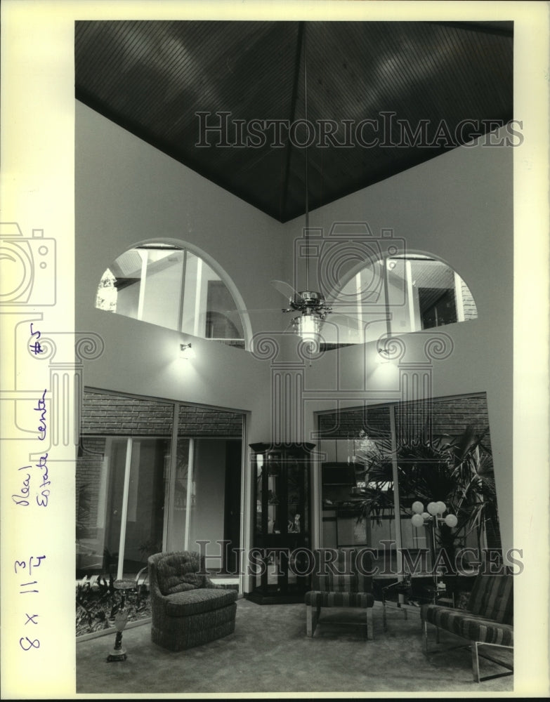 1989 Press Photo The living room at the Beltran home on West End Blvd. - Historic Images