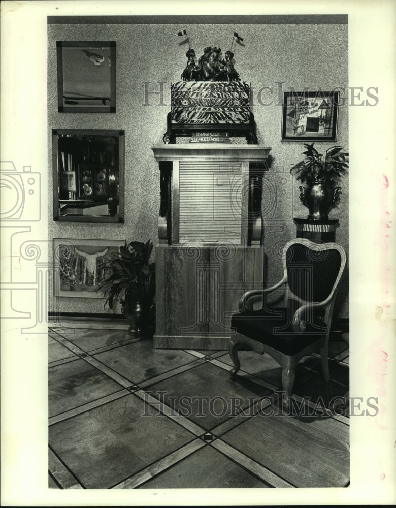 1990 Press Photo Contemporary art pieces and fine furniture are displayed - Historic Images