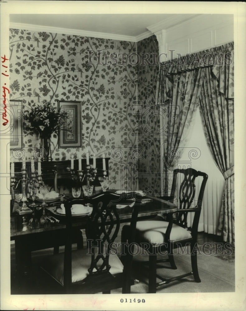 1990 Press Photo A beautiful dining set displays candles and dinnerware - Historic Images