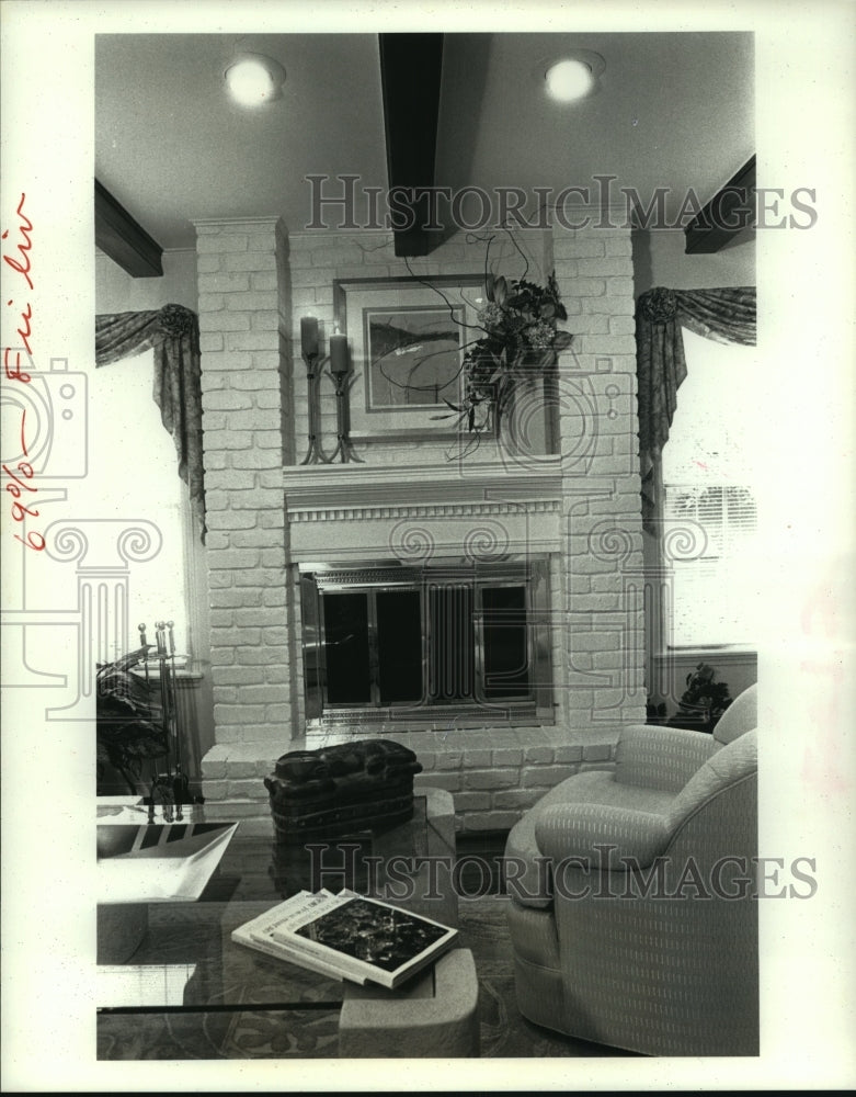 1990 Press Photo A fireplace adds warmth to a beautifully decorated living room - Historic Images