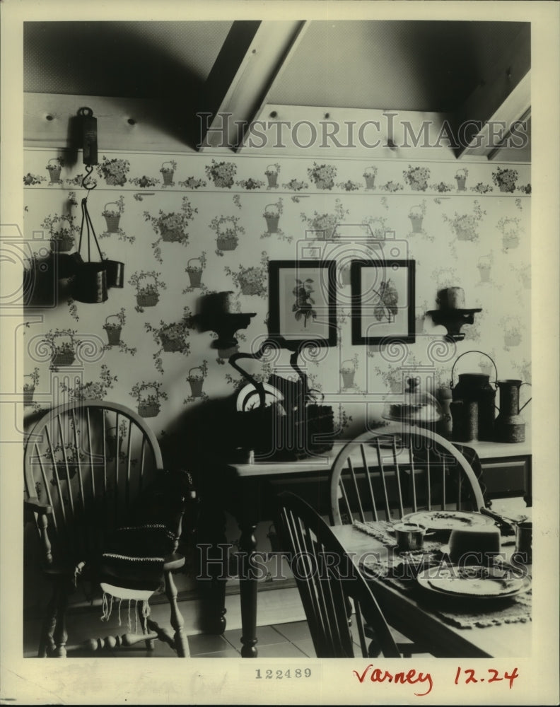 1989 Press Photo A beautiful dining room displays dishes and collectibles - Historic Images