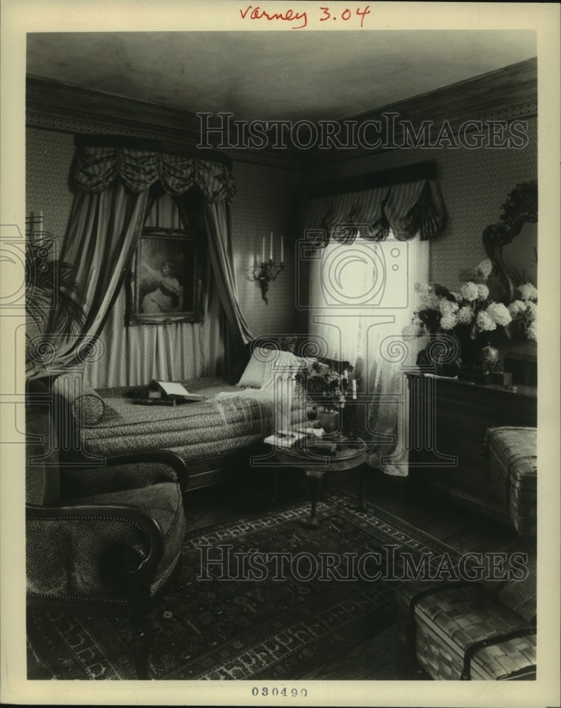 1990 Press Photo A day bed displays beautiful bedding in this room - nob34695 - Historic Images