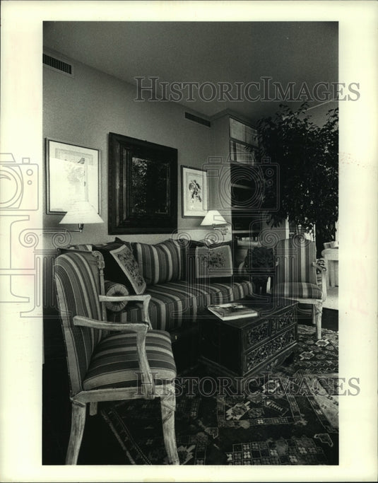 1990 Press Photo An eclectically decorated room in a condo - Historic Images