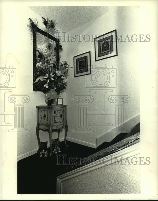 1990 Press Photo A beautifully decorated stairwell displays flowers and a mirror - Historic Images