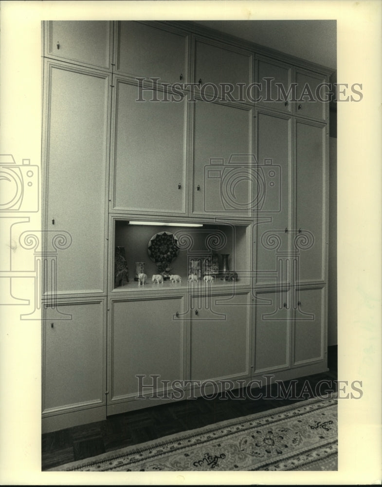 1987 Press Photo When the wall of cabinets is closed all you see are art objects - Historic Images