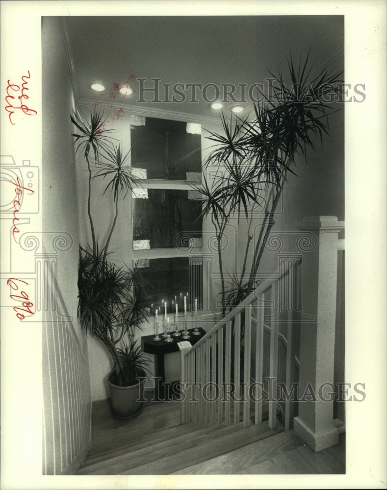 1989 Press Photo The staircase is dramatic in its simplicity. - Historic Images