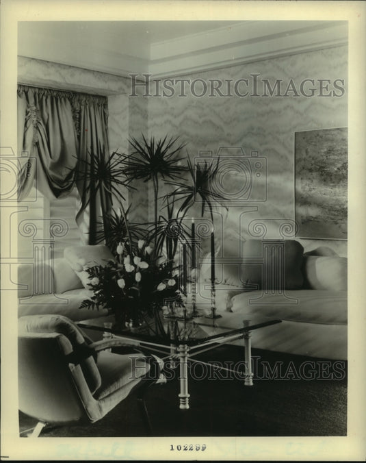 1989 Press Photo Living room designed with the walls as a focal point. - Historic Images
