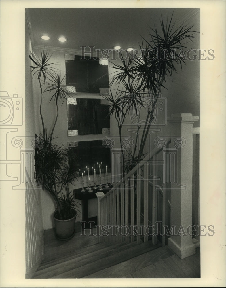 1989 Press Photo The staircase is dramatic in its simplicity. - nob34711 - Historic Images