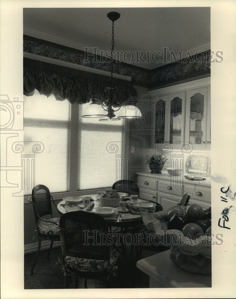 1992 Press Photo The breakfast nook is pretty and cozy. - Historic Images