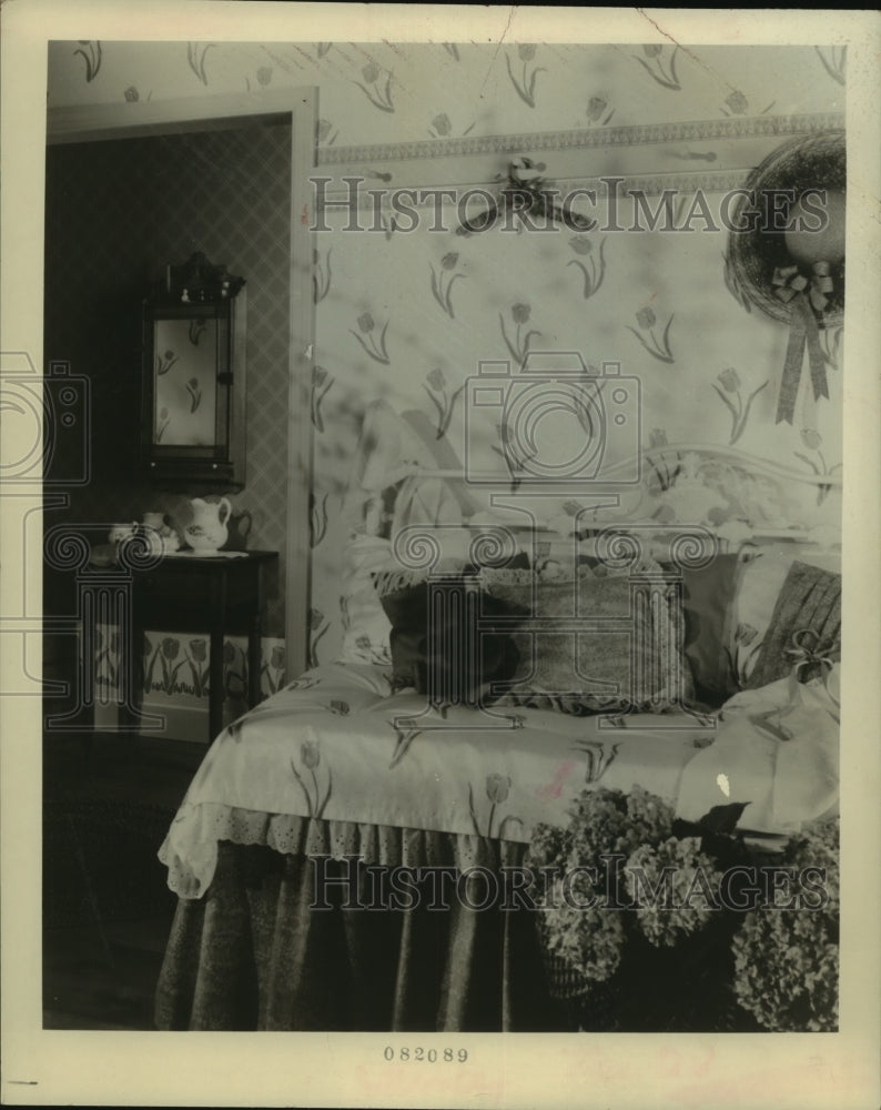 1989 Press Photo This bedroom has bed furnishings to match the wallpaper. - Historic Images