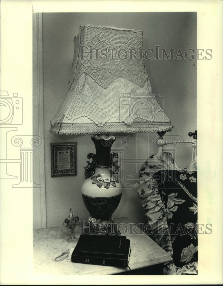 1986 Press Photo Home Focus, lamp&#39;s shade is sheathed in double layering of lace - Historic Images