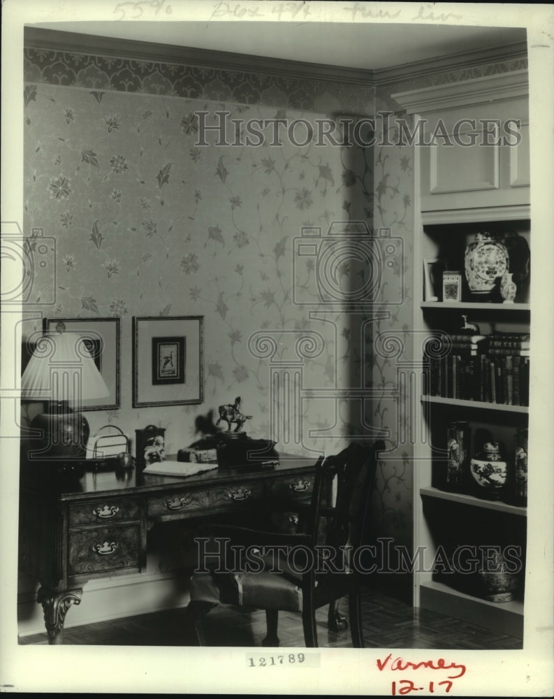 1990 Press Photo Home Focus, Desk and shelf - Historic Images