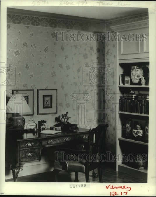 1990 Press Photo Home Focus, Desk and shelf - Historic Images