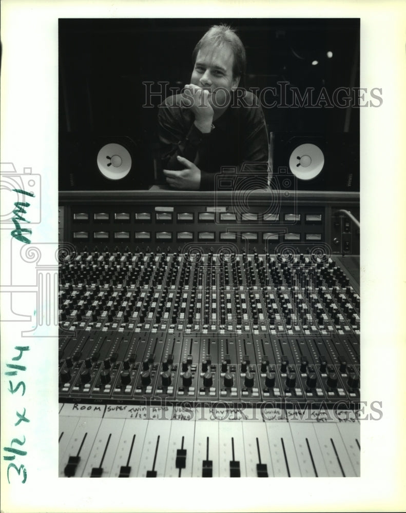 1992 Press Photo Steve Himmelfarb in the control room, New Orleans Recording Co. - Historic Images