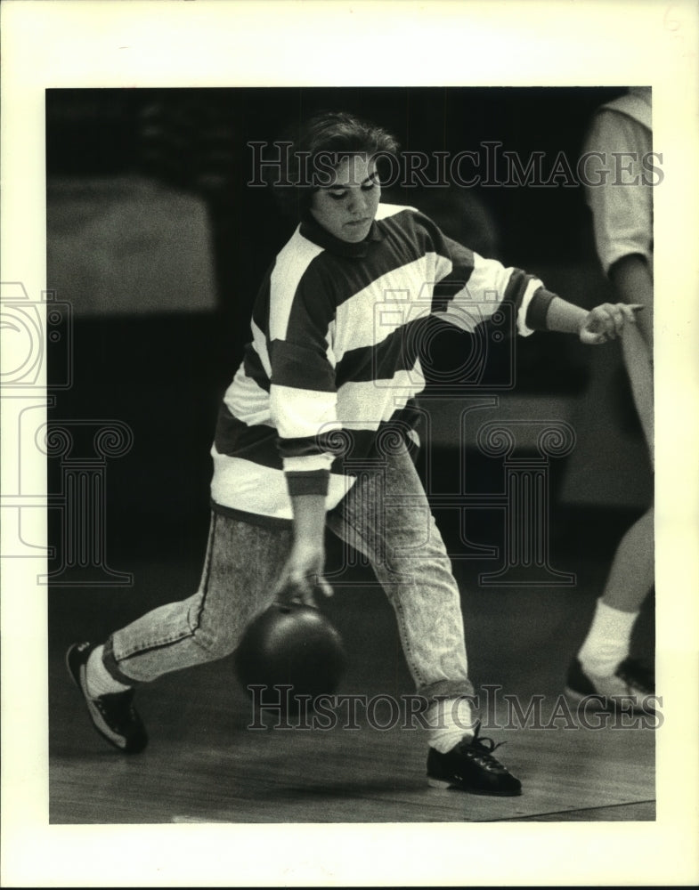 1987 Press Photo Tara Valence during Bowling Championship at Don Carter Lanes - Historic Images