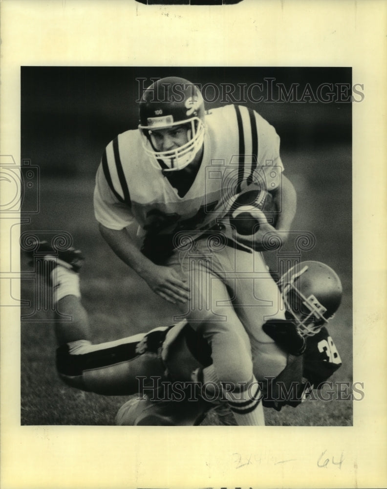 1990 Press Photo Slidell running back Kevin Holub tackled by Holy Cross - Historic Images