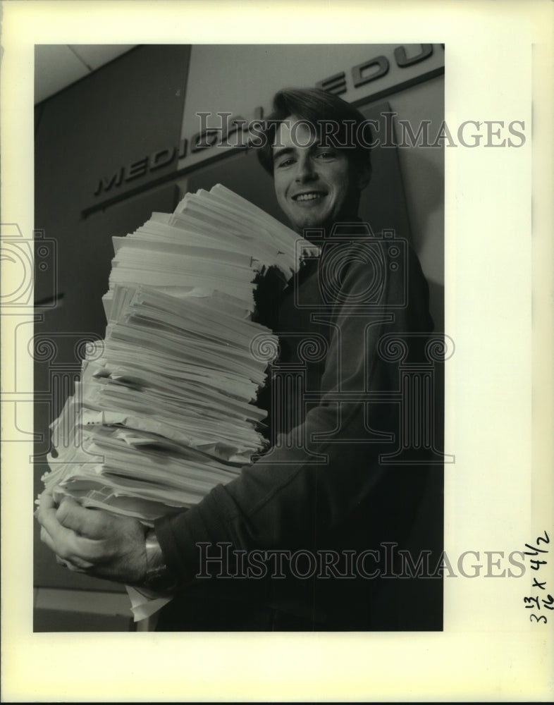 1989 Press Photo LSU Medical School head notebroker Jeff Houin holds notes - Historic Images