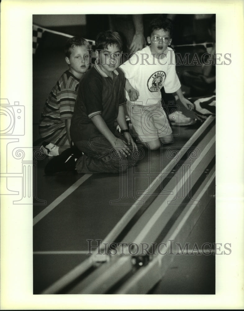 1994 Press Photo Kids watch cars at the Houma Nation Pinewood Derbey - Historic Images