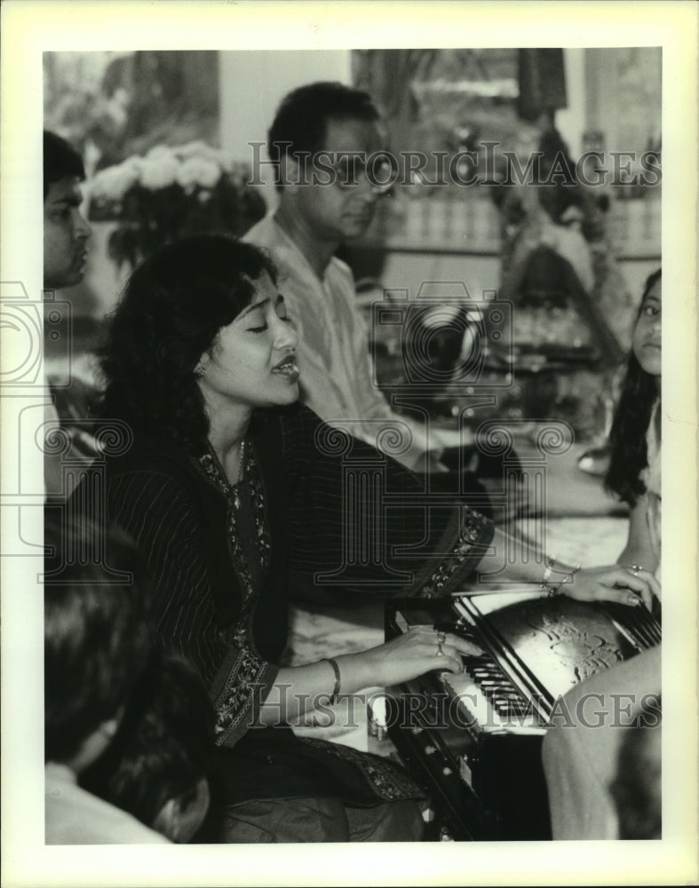 1988 Press Photo Sudipta Das chants at Sunday service of Hindu religion - Historic Images