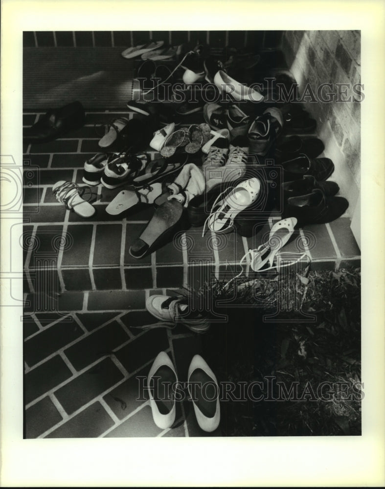 1988 Press Photo Hindu Temple Society of Greater New Orleans, shoes on doorstep - Historic Images