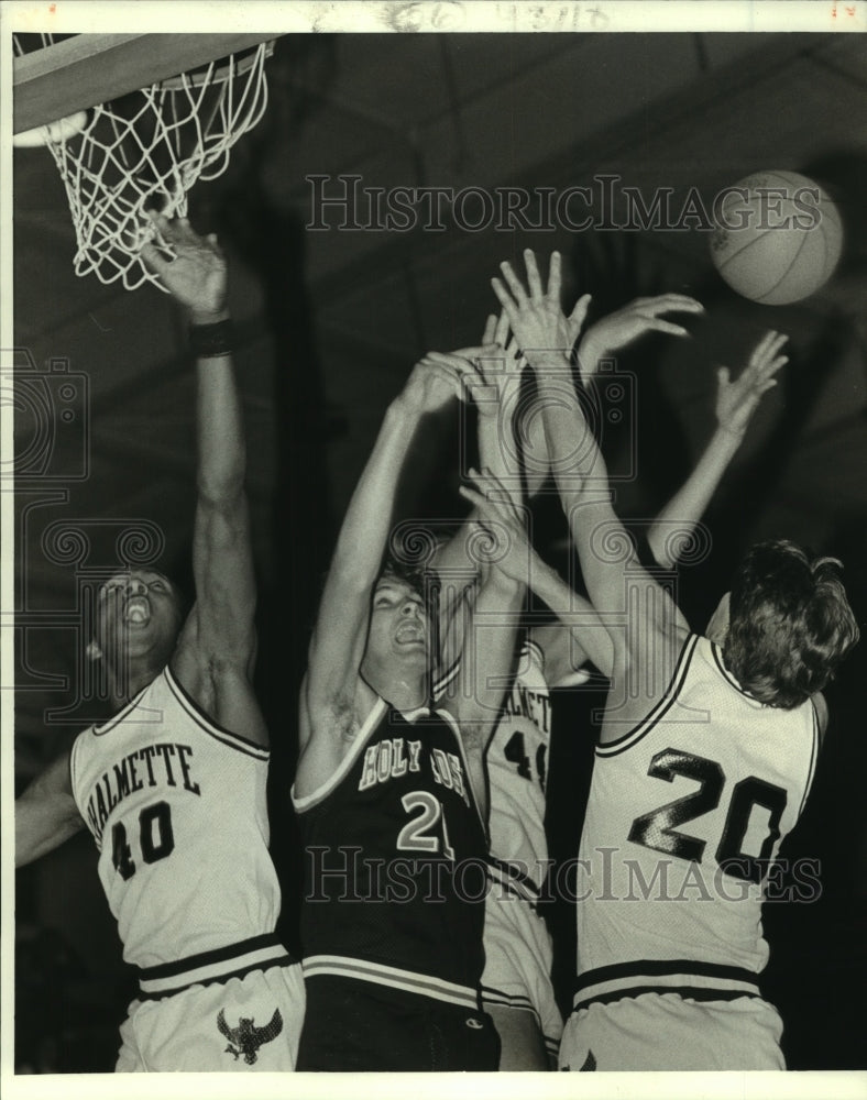 1985 Press Photo Basketball - Holy Cross player sandwiched by Chalmette players - Historic Images