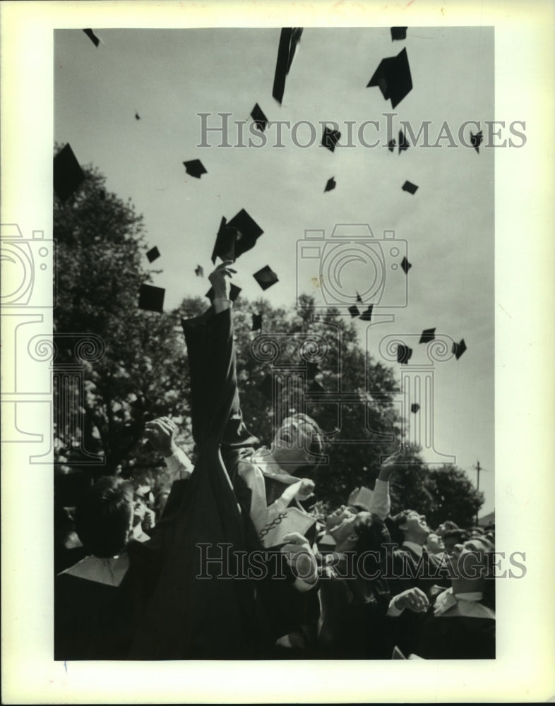 1989 Press Photo Holy Cross High students during Baccalaureate Mass conclusion - Historic Images