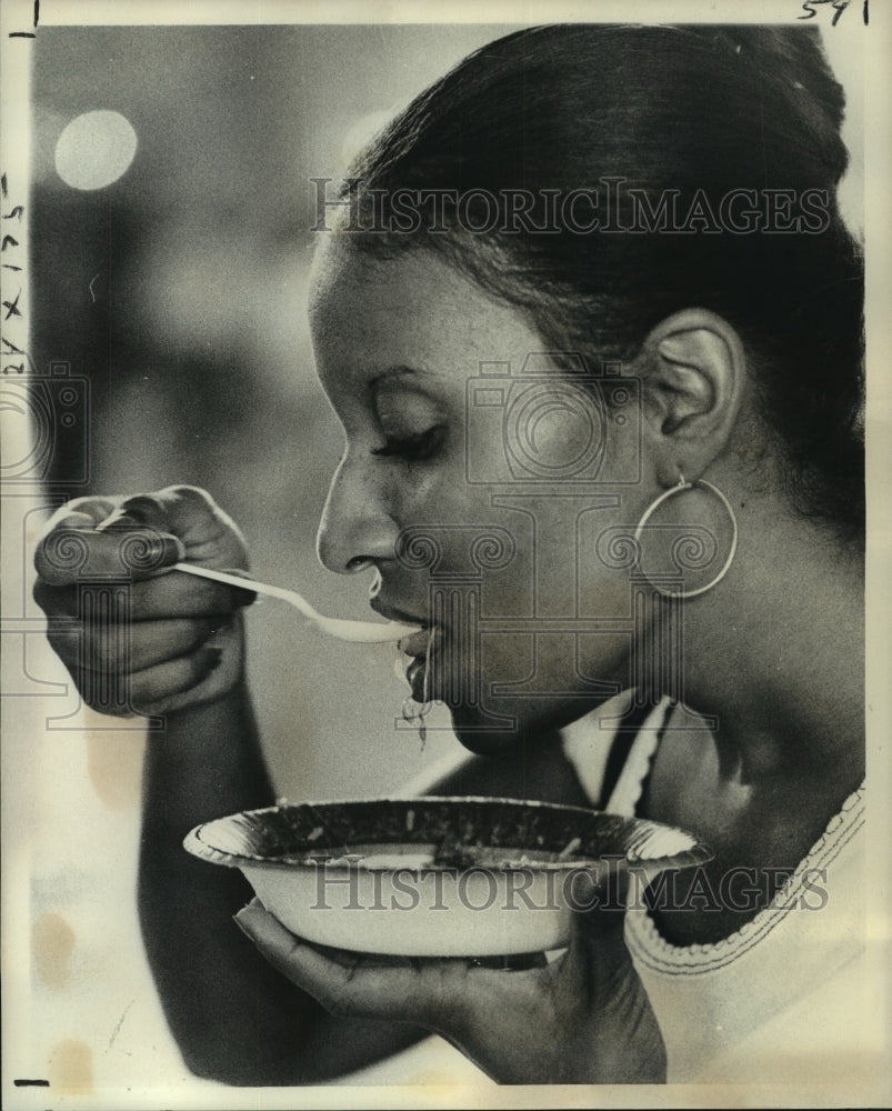 1977 Press Photo Enjoying the $40-a-person gourmet dinner at the Hyatt Regency - Historic Images