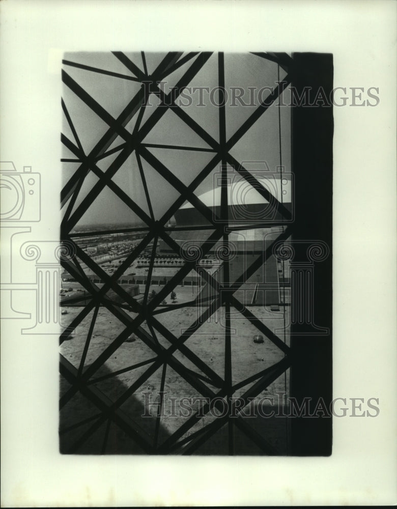 1976 Press Photo Looking out the atrium grillwork of the Hyatt Regency Hotel - Historic Images