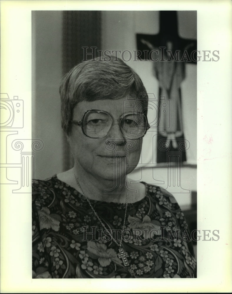 1995 Press Photo Sister Diane Hooley, leaving San Pedro Church in Florrisant - Historic Images