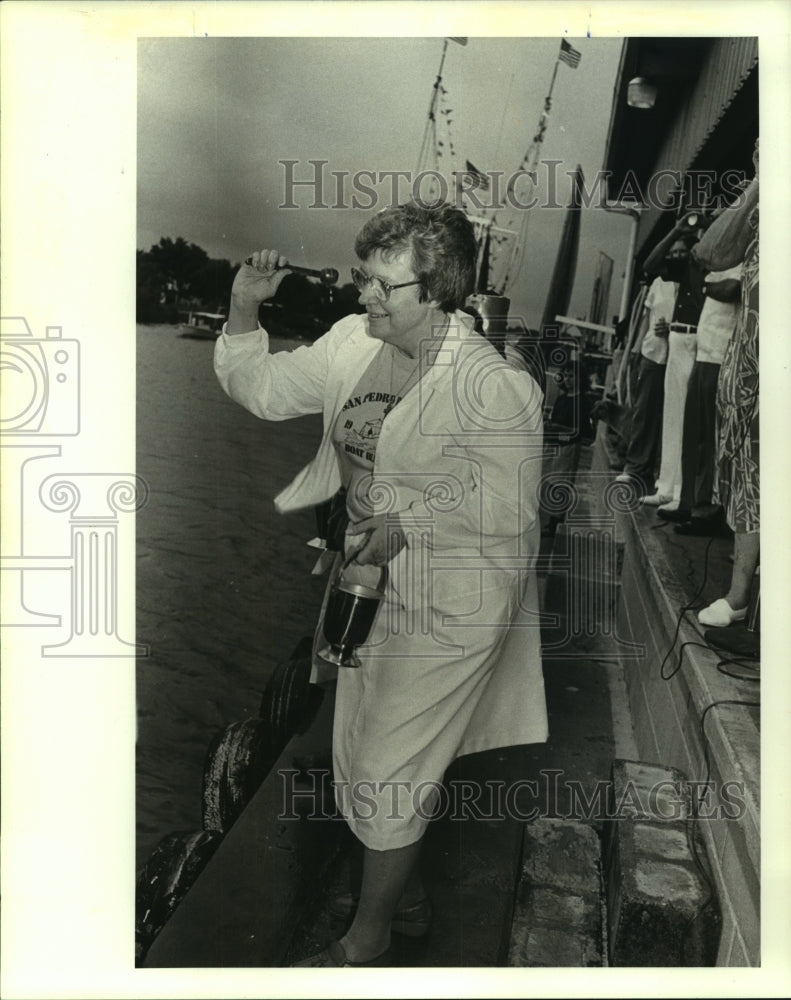 1988 Press Photo Sister Diane Hooley at annual boat blessing in Delacroix. - Historic Images