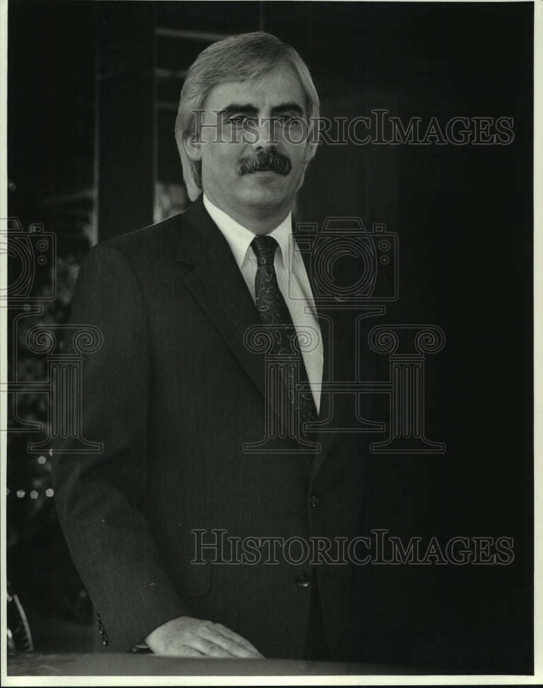 1987 Press Photo Rick Hood, Executive Vice President of Benson Motors Company. - Historic Images