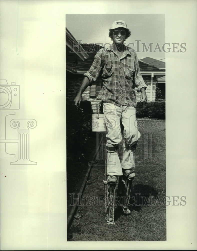 1986 Press Photo Homer Lambert of Cleary Avenue wears stilt shoes - nob34968 - Historic Images