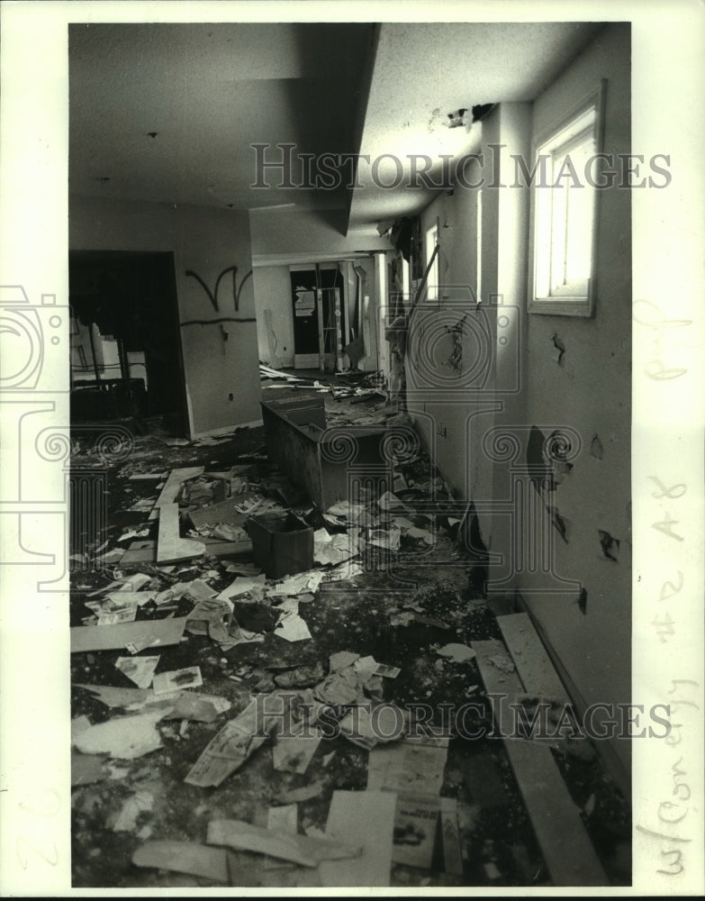 1986 Press Photo Inside of the vandalized and trashed Energy House - nob34981 - Historic Images