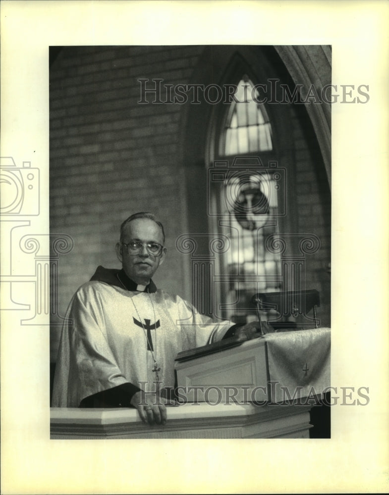 1990 Press Photo Edgar Homrighausen in Gloris Del Lutheran Church in New Orleans - Historic Images