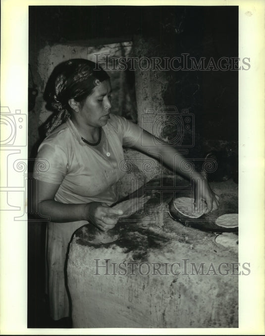 1988 Press Photo Honduras: poverty - Honduran woman shown making bread - Historic Images