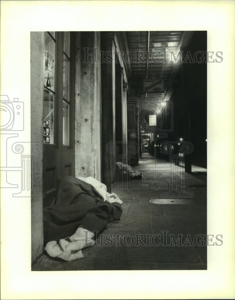 1996 Press Photo Homeless people sleep outside shops along Jackson Square - Historic Images