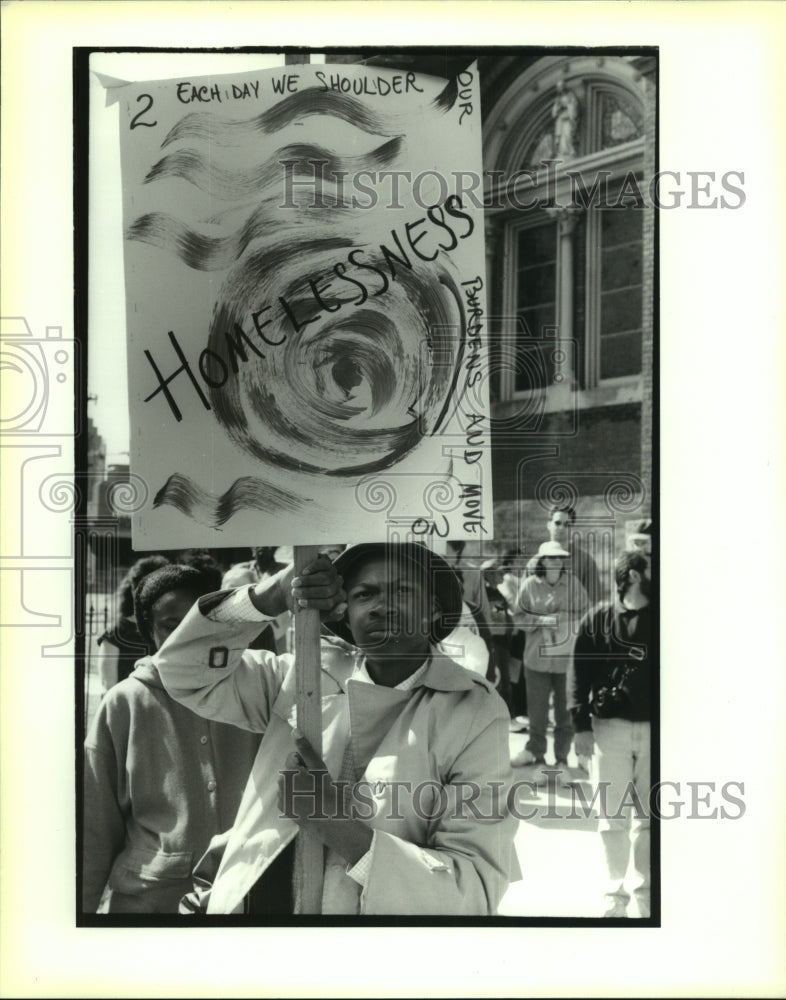 1993 Press Photo 14 yrear old Joseph Robinson holding a Homelessness sign - Historic Images