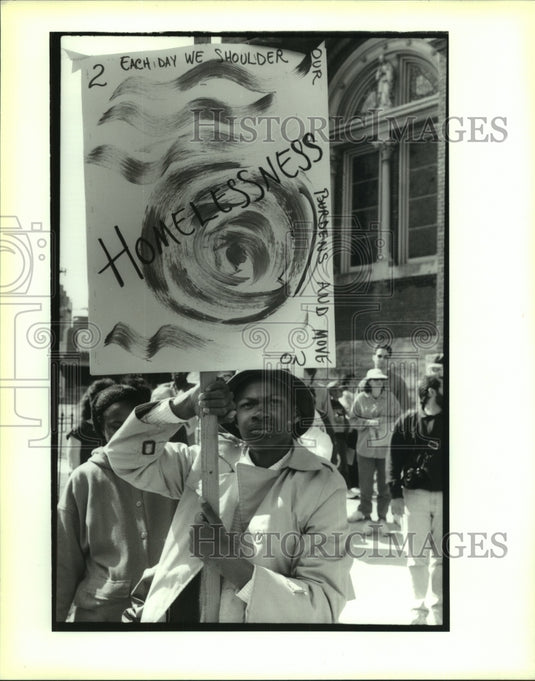 1993 Press Photo 14 yrear old Joseph Robinson holding a Homelessness sign - Historic Images