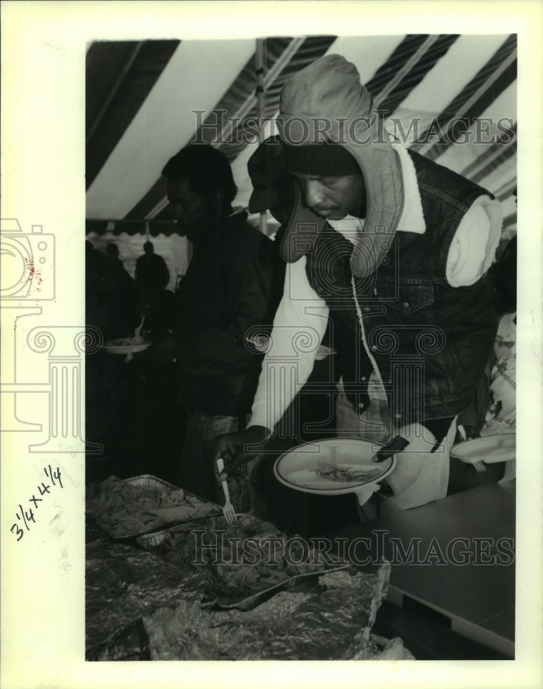 1989 Press Photo Larry Reynolds at Jessie Favorite&#39;s Annual Thanksgiving meal - Historic Images