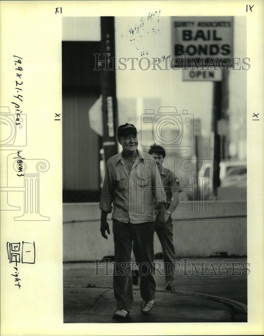1990 Press Photo Homeless man walking away from Parish Prison after his release - Historic Images